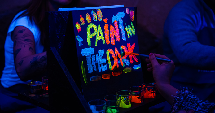 Glow in the dark schilderworkshop Neon Brush komt naar Rotterdam