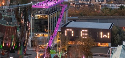 Rotterdam krijgt er deze zomer een uniek, tijdelijk en roze(!) uitkijkpunt bij