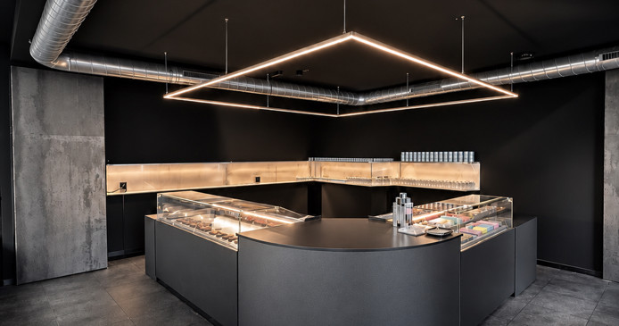 Frank Haasnoot opens a shop specialising in fine patisserie and chocolate