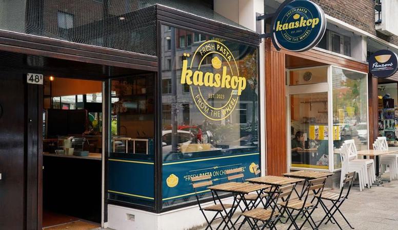 Kaaskop roert vers gemaakte pasta’s door een Parmezaans kaaswiel
