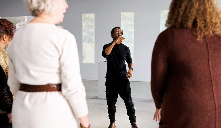 Kunstenaar en componist Muyanga geeft muzikale performance in Depot