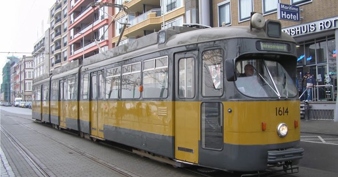 De Rotterdamse Voetbaltram rijdt weer door de stad