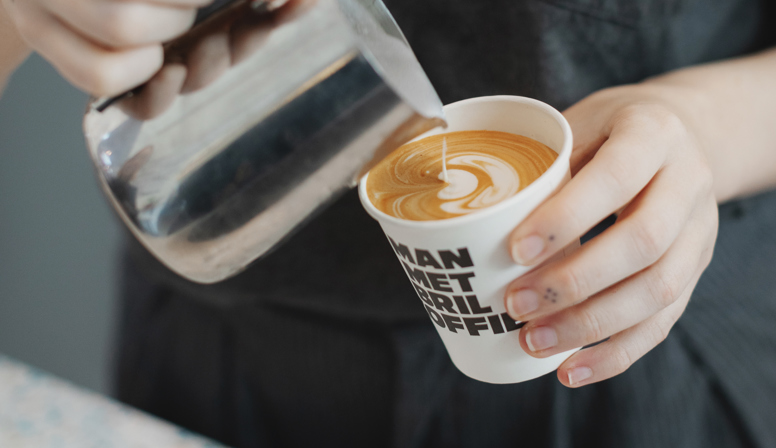 Man Met Bril Koffie opent volledig gedecafeïneerde koffiebar
