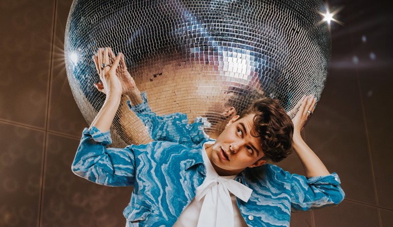 Cabarettalent Gavin Reijnders neemt publiek mee in komische identiteitscrisis