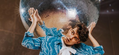 Cabarettalent Gavin Reijnders neemt publiek mee in komische identiteitscrisis
