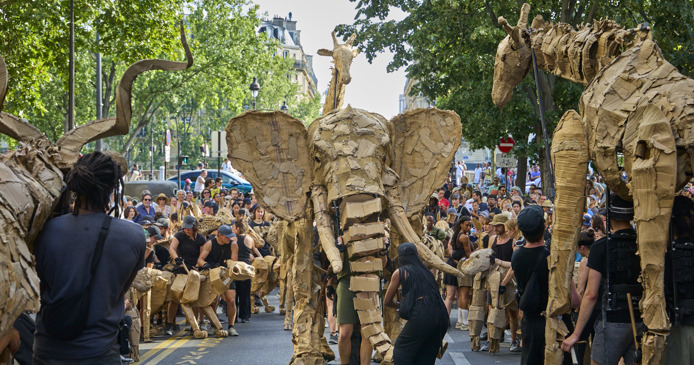 Tientallen levensgrote dierenpoppen in de straten van Rotterdam