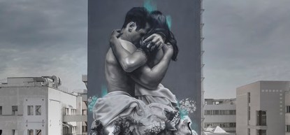 Street artist Judith de Leeuw maakt levensgroot kunstwerk op Kop van Zuid voor KWF