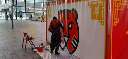 Op Rotterdam Centraal kun je live een kunstenaar aan het werk zien