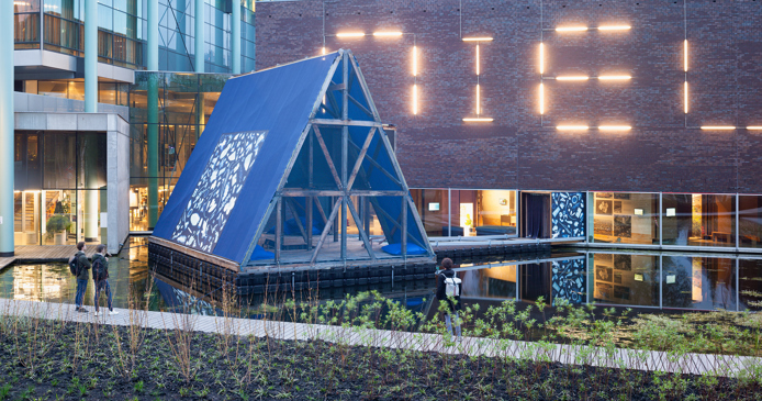 Drijvend paviljoen in vijver Nieuwe Instituut