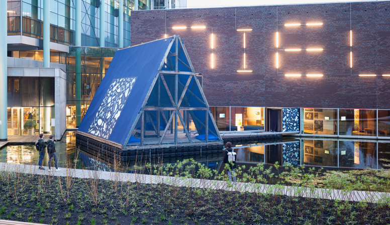 Drijvend paviljoen in vijver Nieuwe Instituut