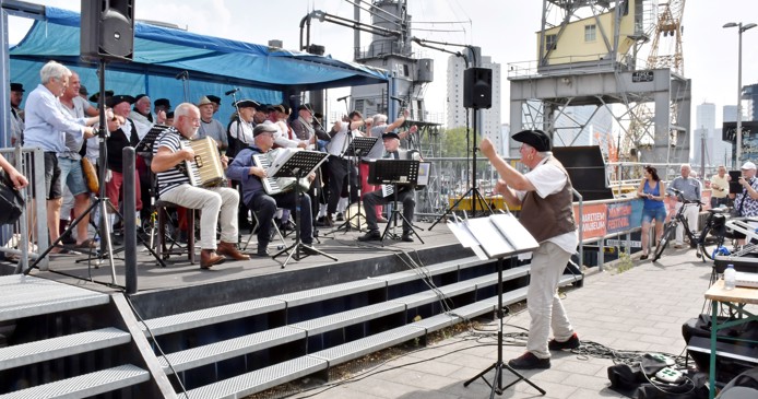 Shantykoren zingen havenliederen tijdens Wereldhavendagen