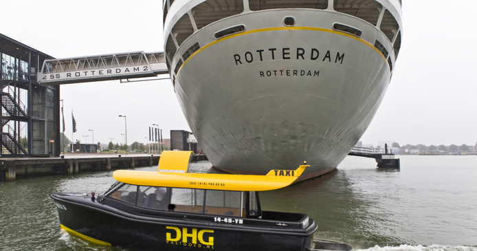 Stap in en uit de Watertaxi op verkenningstocht door Rotterdam