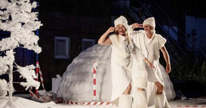 Adam en Eva in een sneeuwwit apocalyptisch toekomstbeeld 
