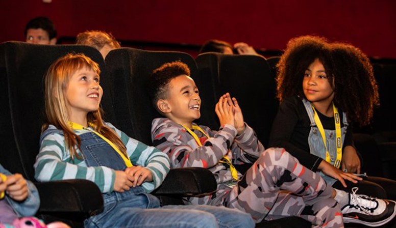 3x kinderen kijken hun ogen uit in de bios