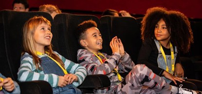 3x kinderen kijken hun ogen uit in de bios