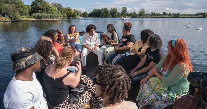Poëzie Lagogo viert 5e editie met bootjes vol poëzie, muziek en theater 