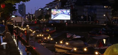Floating Cinema wordt ingeleid met muzikaal voorprogramma en vuurshow