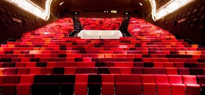 De stoelen van het oude Luxor Theater worden omgetoverd tot interieurstuk