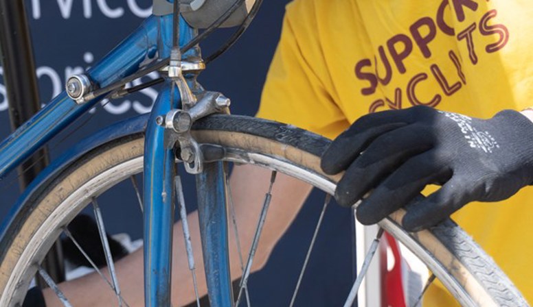Selle Royal biedt fietsers gratis koffie en mechanische hulp op het Eendrachtsplein