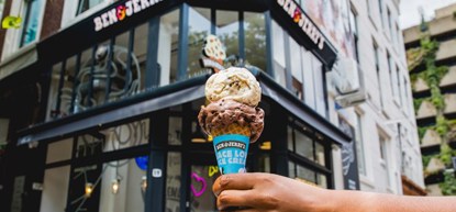 Gratis ijs bij Ben & Jerry’s Scoop Shop op de Witte de Withstraat