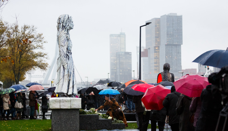Razziamonument is onthuld aan de Parkkade