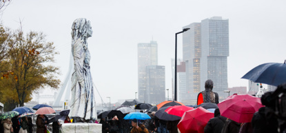 Razziamonument is onthuld aan de Parkkade