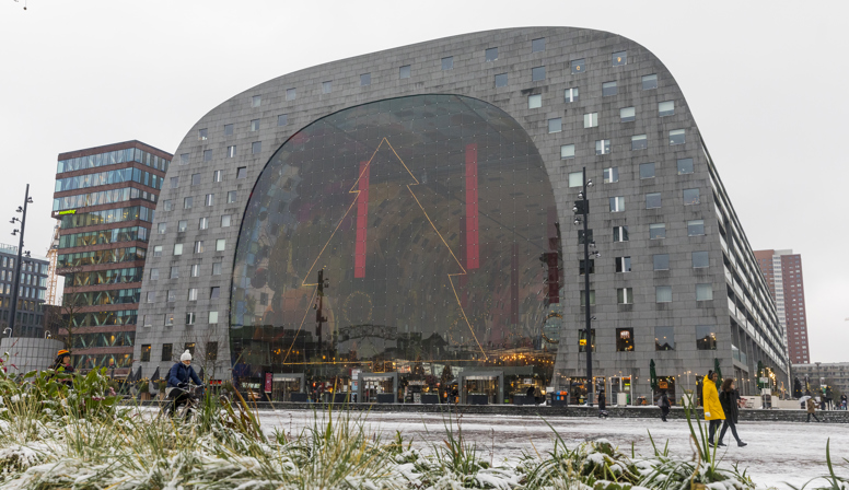 De Coca-Cola kersttruck parkeert op 10 december voor de Markthal