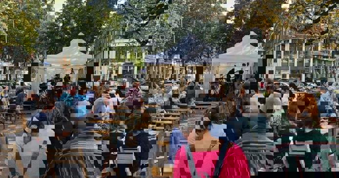 Vermakelijke optredens op het Noordereiland tijdens Midden in de Maas Festival