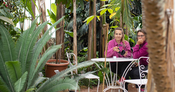 Kunstenaarsduo K&A met theatervoorstelling KAHVE in Botanische Tuin Kralingen