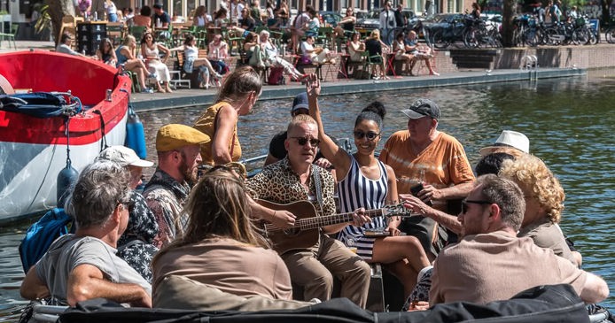 Lagogo del Rotte presenteert 60 artiesten op bootjes en de kade