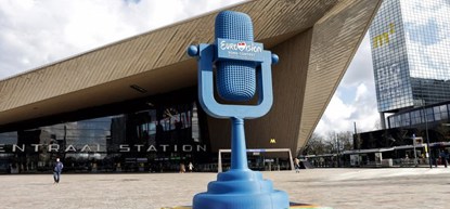 Vier meter hoge Eurovision Songfestival microfoon voor Centraal Station