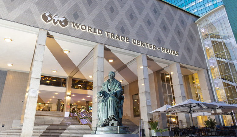 Historisch standbeeld van staatsman Van Hogendorp terug op bordes WTC Rotterdam