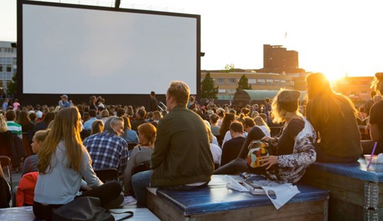 Pleinbioscoop gaat toch door in het Neptunus Familiestadion