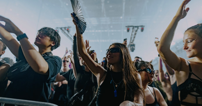 Steeds vaker overdag en overdekt knallen op festivals
