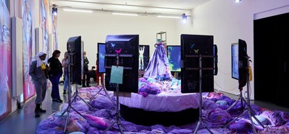 In Traveling without Moving vormen multimedia-installaties een gelaagde totaalervaring