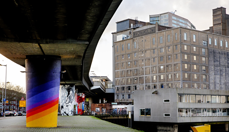 Geniet nog een keer van de metropilarenkunst tussen de Rijnhaven en Maashaven 